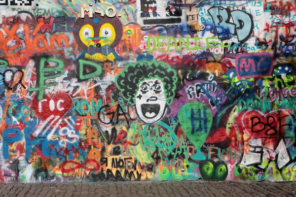 پراگ جمهوری چک - 24 فوریه دیوار لنون از دهه 1980 مملو از گرافیتی های الهام گرفته از جان لنون و قطعاتی از اشعار از آهنگ های بیتلز در 24 فوریه 2014 در پراگ جمهوری چک