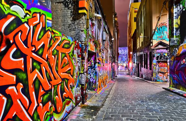 ملبورن استرالیا - 18 ژانویه 2015 نمای شب از آثار هنری گرافیتی رنگارنگ در هوسیر لین در ملبورن در 18 ژانویه 2015