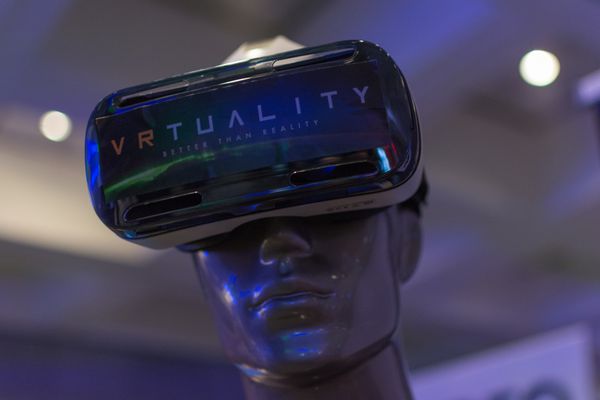 لس آنجلس کالیفرنیا - آمریکا - 29 آگوست 2015 هدست virt در طول نمایشگاه vrla نمایشگاه واقعیت مجازی رویداد در مرکز همایش لس آنجلس در لس آنجلس