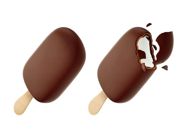 مجموعه دو بستنی شکلاتی تلخ گاز گرفته روی چوب چوبی تصویر سه بعدی جدا شده در پس زمینه سفید