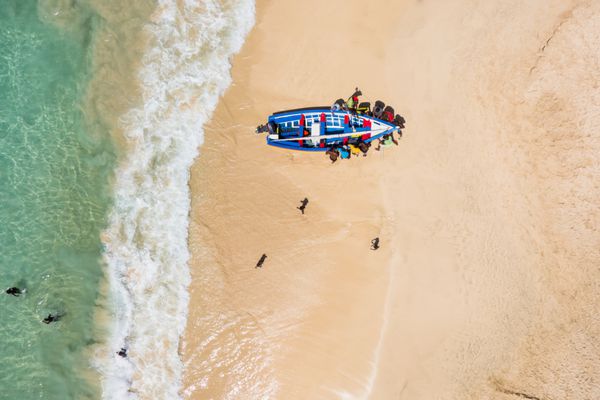 هوایی یک قایق ماهیگیر سنتی در سانتا ماریا در جزیره سال در کیپ ورد - کابو ورد
