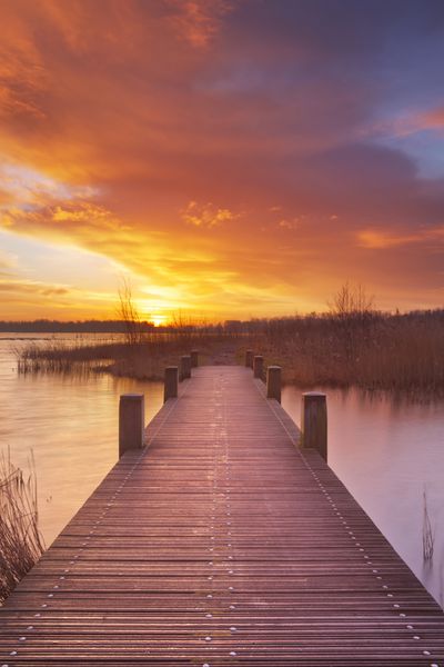 طلوع دیدنی خورشید بر فراز دریاچه ای در نزدیکی آمستردام در هلند