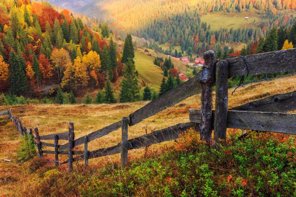 منظره رنگارنگ پاییزی با حصار در کوه ترانسیلوانیا-رومانی