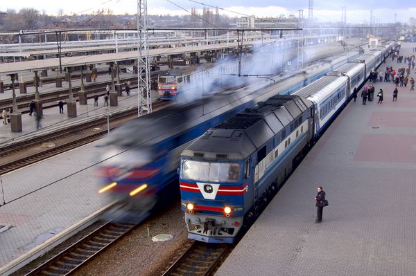 قطارهای مسافربری با لوکوموتیوهای دیزلی در ایستگاه جنوبی در خارکف اوکراین