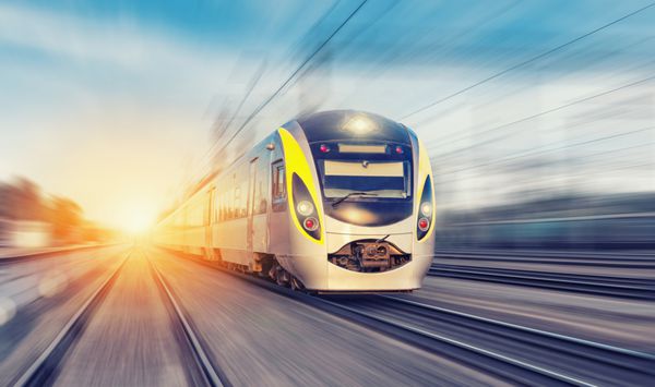 قطار پر سرعت مدرن در یک روز روشن با تاری حرکت