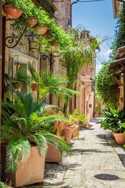 خیابان تزئین شده فوق العاده در شهر کوچک ایتالیا آمبریا