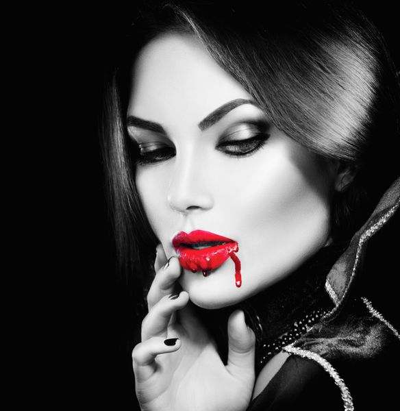 پرتره زن هالووین خون آشام دختر خون آشام زیبایی با خون بر روی دهانش طراحی هنر مد پو سیاه و سفید دختر مدل جذاب با لباس و آرایش هالووین