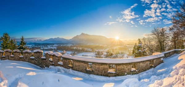 منظره زیبا از شهر تاریخی سالزبورگ و منظره کوهستانی در غروب آفتاب زمستانی سرزمین سالزبرگر اتریش