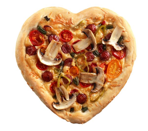 پیتزای قلبی شکل جدا شده روی سفید