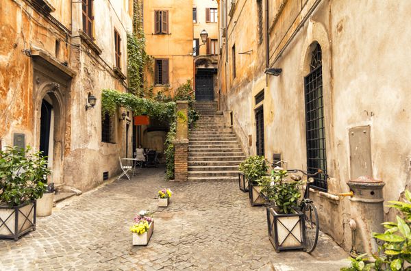 کوچه رمانتیک در بخش قدیمی رم ایتالیا