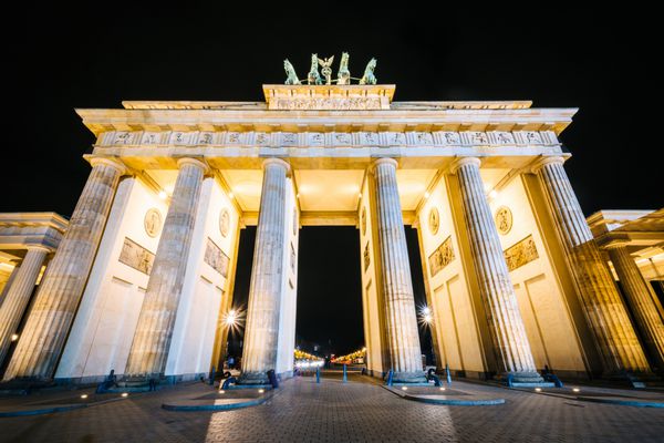 دروازه برندنبورگ در شب در برلین آلمان