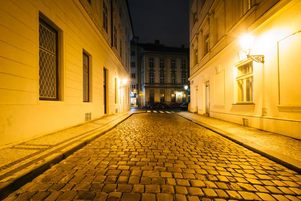 یک خیابان سنگ‌فرش باریک در شهر قدیمی پراگ جمهوری چک