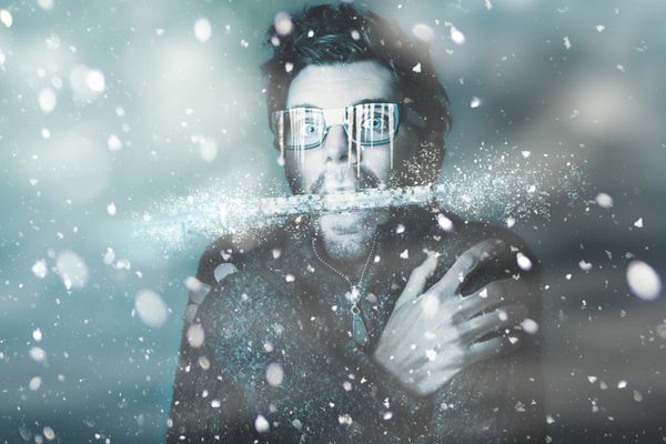 هنر زمستانی سرد یخ مردی که دماسنج انفجاری را در فک لرزان در دست دارد در حالی که در یخبندان برف و یخبندان ناشی از کولاک یخ سفید در حال سقوط است دمای زیر صفر