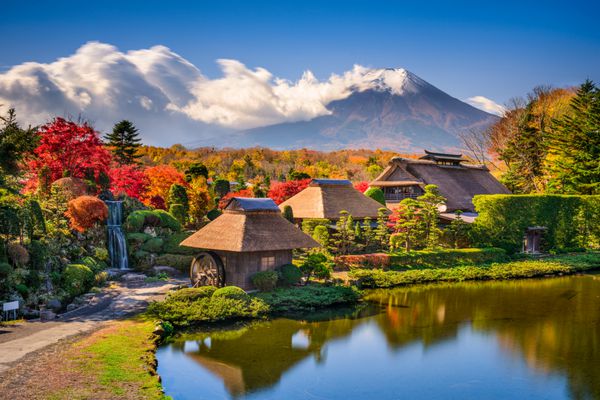 خانه‌های مزرعه‌ای تاریخی با سقف کاهگلی اوشینو ژاپن با کوه فوجی