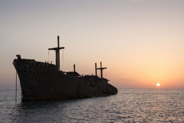 لاشه کشتی یونانی در جزیره کیش در غروب آفتاب