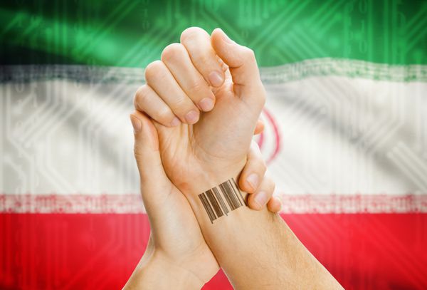 کد شناسه روی مچ دست انسان و پرچم ملی در پس زمینه - ایران