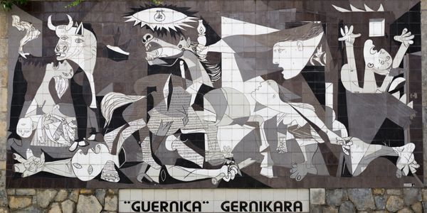 گرنیکا اسپانیا - 10 اکتبر 2015 یک دیوار کاشی کاری شده در گرنیکا یادآور بمباران در طول جنگ داخلی اسپانیا است