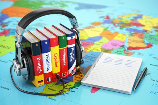 یادگیری زبان به صورت آنلاین مفهوم کتاب های صوتی کتاب و هدفون در نقشه جهان 3 بعدی