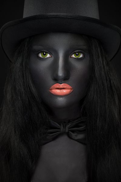 پرتره زیبای زن با کلاه با پوست سیاه و چشمان سبز