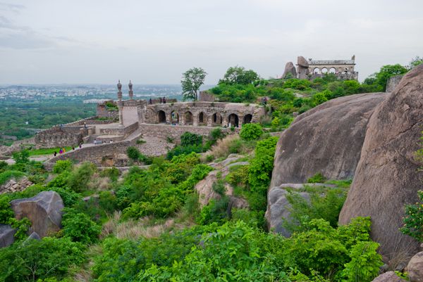 نمایی از مسجد و باروهای قلعه گلکاندا مشرف به شهر حیدرآباد هند قلعه قرون وسطایی در زمان امپراتوری مغول ساخته شد