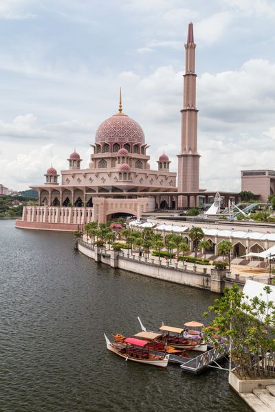 پوتراجایا مالزی - در حدود سپتامبر 2015 مسجد پوترا در ساحل دریاچه پوتراجایا در پوتراجایا