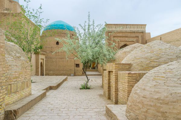 مقبره ها و قبرهای آجری در قلمرو مجموعه تدفین در مرکز ایچان کالا خیوه ازبکستان
