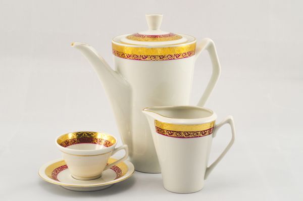 مجموعه ای از قهوه چینی سفید با طرح مارون طلایی قهوه جوش پارچ شیر و فنجان و نعلبکی