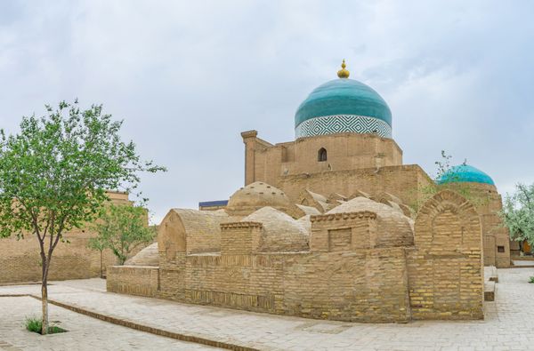 گورستان قرون وسطایی در اطراف مقبره پهلوان محمود یک مکان خلوت و آرام است که بیشتر توسط زائران محلی خیوه ازبکستان بازدید می شود