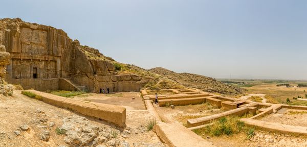 تخت جمشید ایران - 3 مه 2015 گردشگران از خرابه های مقبره های سلطنتی بازدید می کنند