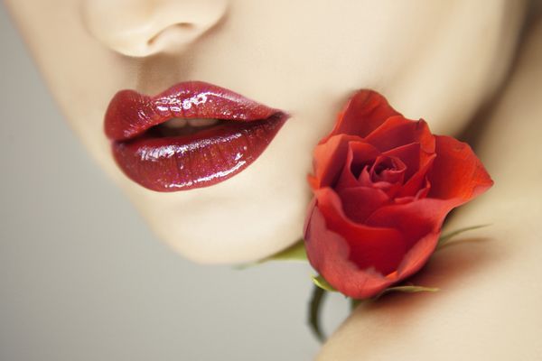 دهان زن زیبا با رژ لب عالی و رز قرمز