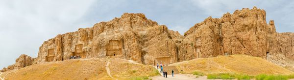 نقش رستم ایران - 3 می 2015 گردشگران در حال بازدید از آثار تاریخی گورستان باستانی در نزدیکی خرابه های تخت جمشید شهر قدیمی