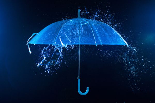 قطرات باران که روی چتر می ریزند