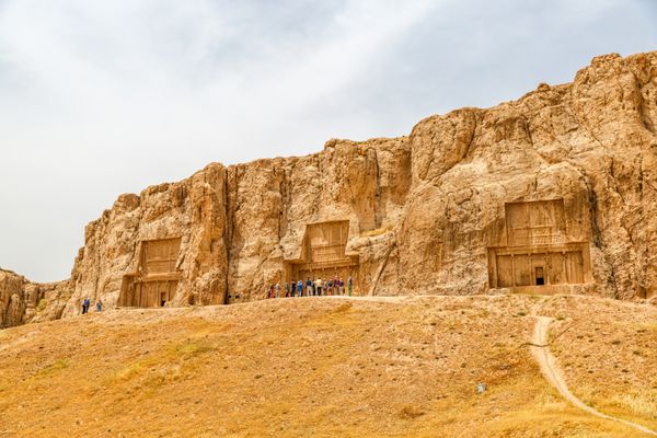 نقش رستم ایران - 3 می 2015 گردشگران در حال بازدید از آثار تاریخی گورستان باستانی در نزدیکی خرابه های تخت جمشید شهر قدیمی