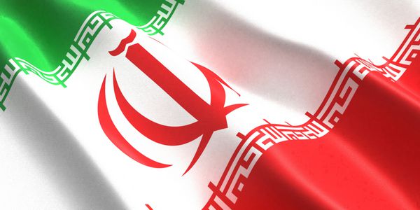 پرچم ایران در باد به اهتزاز در می آید