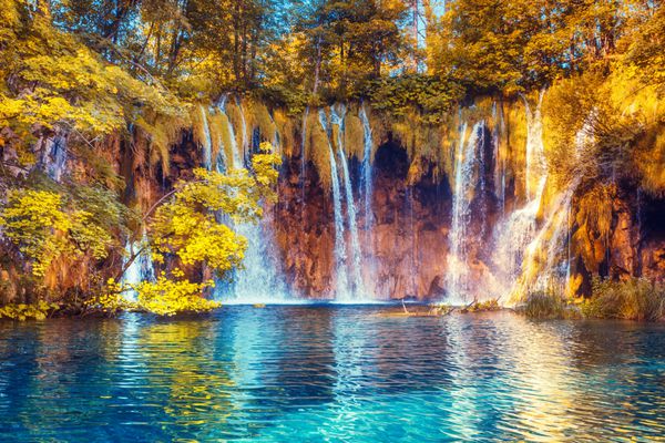 منظره ای باشکوه بر روی آب فیروزه ای و پرتوهای آفتابی مکان تفریحی معروف پارک ملی دریاچه های پلیتویس کرواسی اروپا صحنه دراماتیک و زنده دنیای زیبایی فیلتر رترو افکت تونینگ اینستاگرام