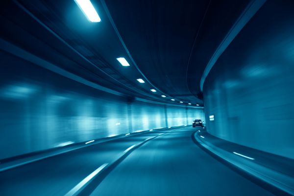 حرکت تار تونل آبی رنگی با سرعت بالا رانندگی ماشین