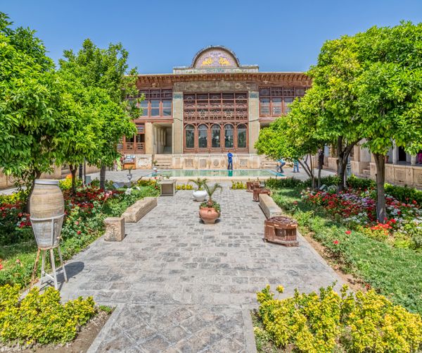 شیراز ایران - 2 اردیبهشت 1394 باغ داخلی خانه زینت الملک یک خانه شخصی است که به موزه تبدیل شده است