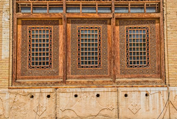 شیراز ایران - 2 اردیبهشت 1394 پنجره های چوبی داخل ارگ قدیمی کرمین خان در مرکز شهر