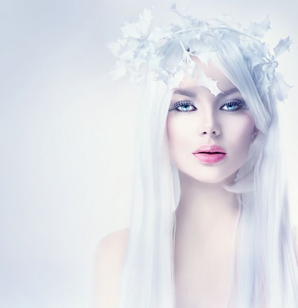 پرتره زن زیبایی زمستانی با موهای بلند سفید دختر مدل مد زیبا با مدل مو و آرایش برفی آرایش تعطیلات ملکه زمستانی زن کریسمس