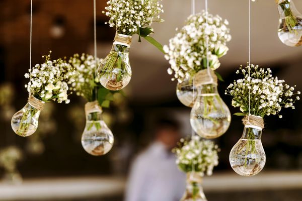 گل آرایی اصلی عروسی به شکل گلدان های کوچک و دسته گل های آویزان از سقف