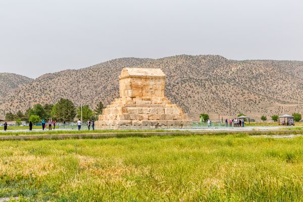 پاسارگاد ایران - 4 اردیبهشت 1394 گروه گردشگران با راهنمای تور در حال بازدید از آرامگاه کوروش بزرگ