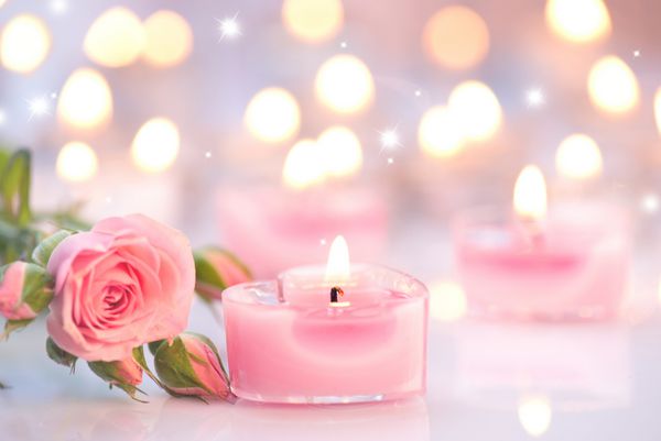 روز هدیه شمع های صورتی شکل قلب و گل های رز در زمینه چوبی سفید طراحی کارت گرافیک زیبا
