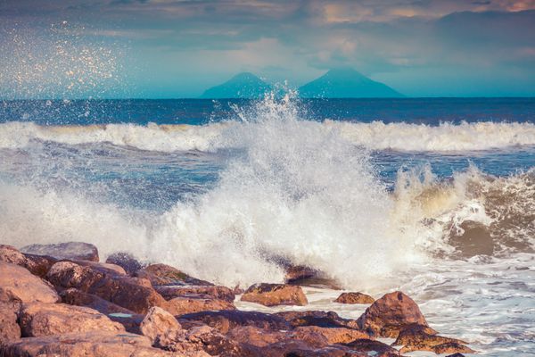 صبح آفتابی بهاری در ساحل مدیترانه آب و هوای طوفانی در تونارلا مسینا سیسیل ایتالیا تونینگ اینستاگرام