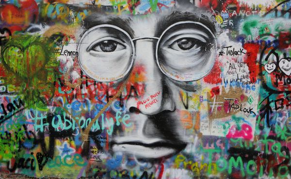 پراگ جمهوری چک - 04 ژانویه دیوار لنون از دهه 1980 مملو از گرافیتی های الهام گرفته از جان لنون و قطعاتی از اشعار از آهنگ های بیتلز در 04 ژانویه 2016 در پراگ جمهوری چک است