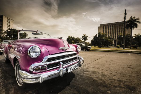 هاوانا کوبا - 10 ژانویه ماشین کلاسیک قدیمی در 10 ژانویه 2016 در هاوانا کوبا به دلیل روابط دیپلماتیک جدید با ایالات متحده تعداد بیشتری از این خودروها از خیابان های کوبا ناپدید می شوند