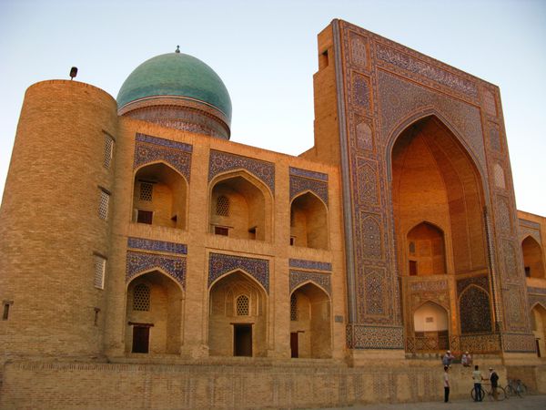 ورودی مدرسه میر عرب مرکز تاریخی بخارا ازبکستان میراث جهانی یونسکو