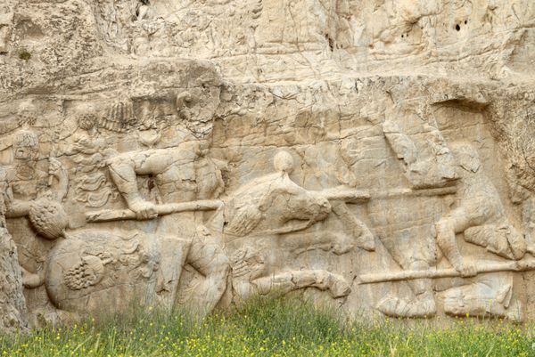 نقش برجسته در صخره بریده شده است نقش رستم گورستانی باستانی در استان پارس ایران