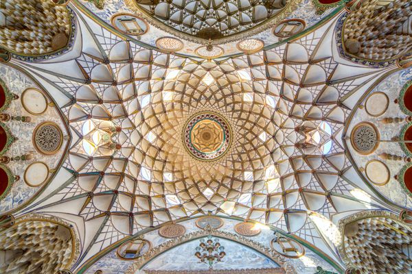 کاشان ایران - 18 آذر 1394 سقف زینتی خانه تاریخی بروجردی در کاشان ایران
