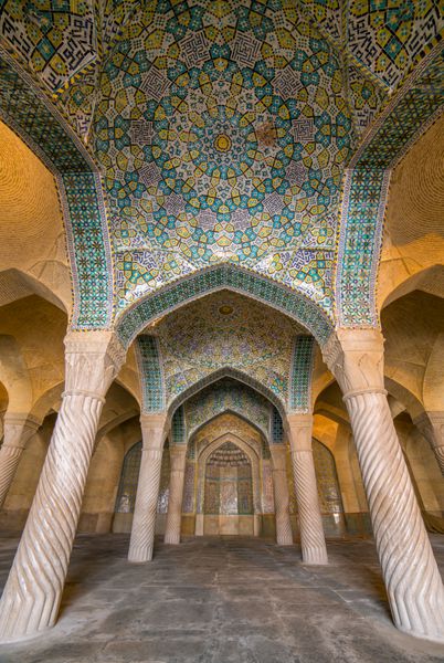 شیراز ایران - 26 دسامبر 2015 ستون های زیبا در مسجد وکیل شیراز ایران