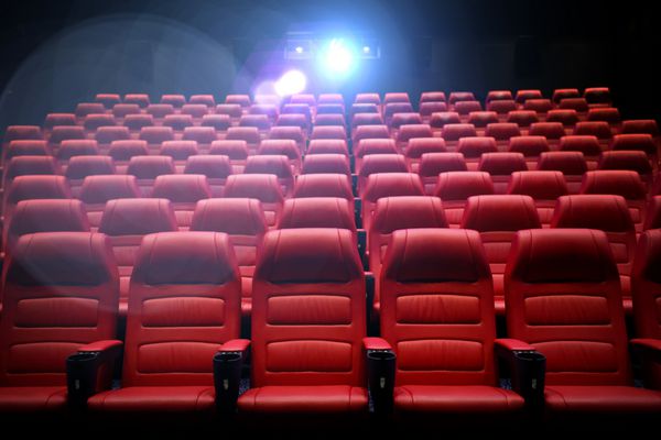 سالن خالی سینما با صندلی